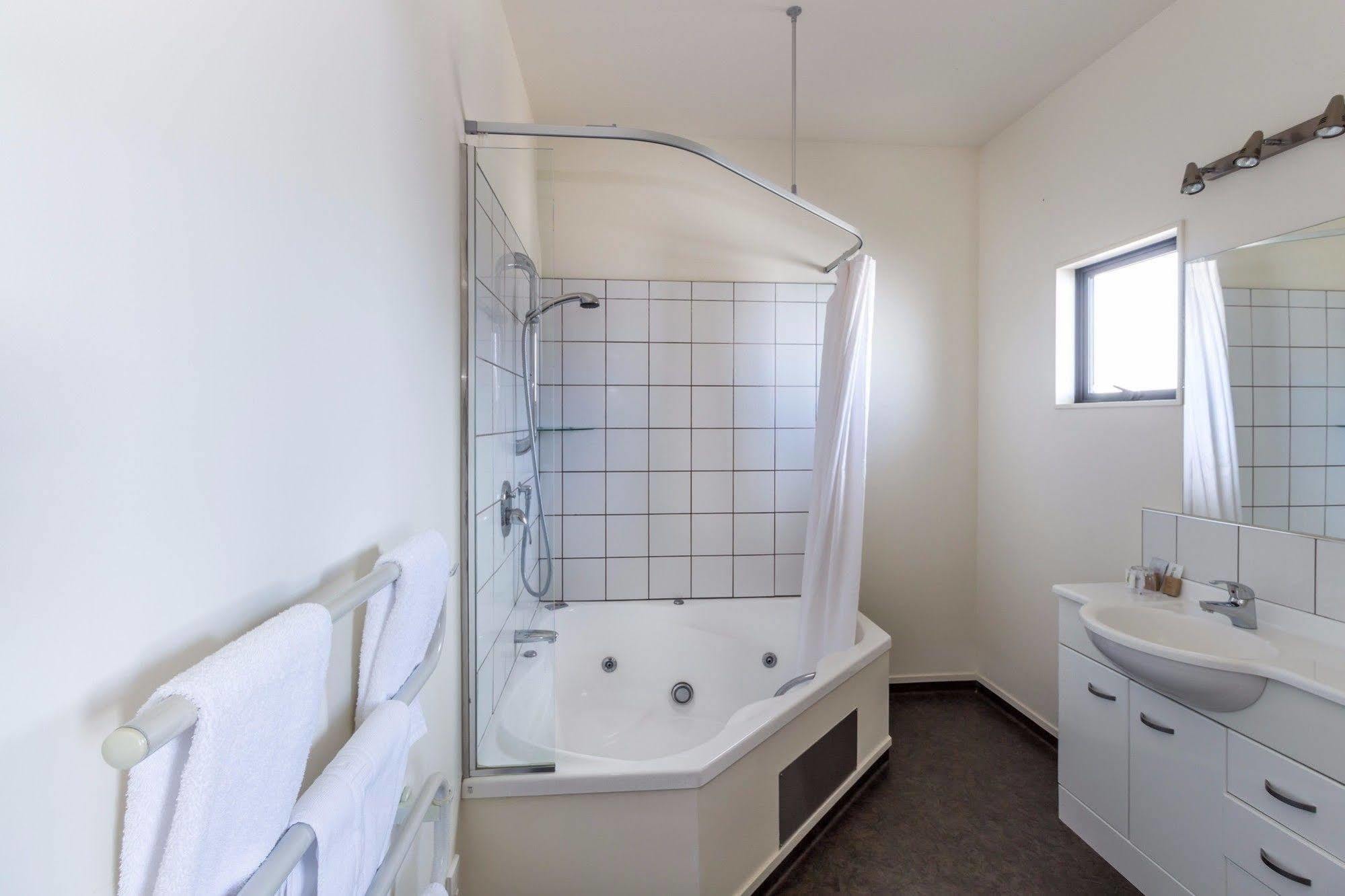 ביאנהיים Waterfront Motel מראה חיצוני תמונה